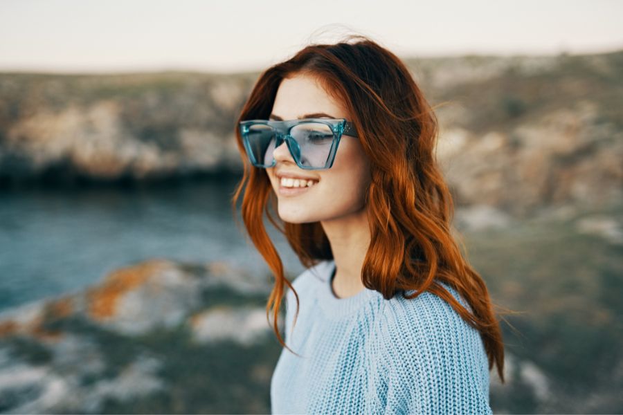 noia amb ulleres de sol  de color blau